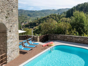 Flat with heated hot tub and shared pool Casola In Lunigiana